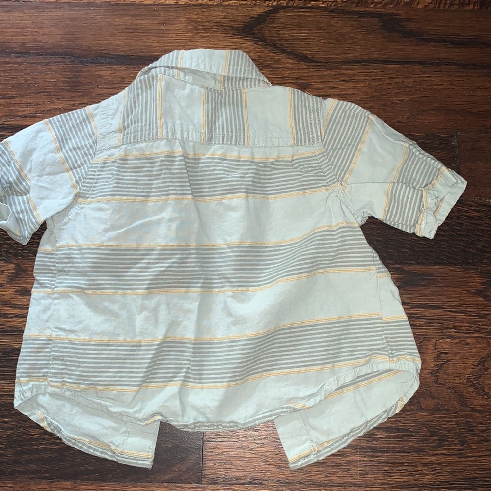 Old navy button down - Picture 3 of 3